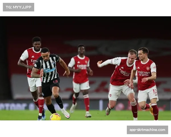 狼队补时绝平阿森纳暴露枪手防线沟通失误，拉亚与加布里埃尔相撞致丢球